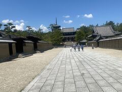 法隆寺までは、徒歩20分と案内があったので歩いてみました。案内の矢印がいっぱいあったので、道に迷うことはなかったんですが、30分くらいかかったと思います。12時台という時間帯もあり暑くて死にそうでした。バスに乗るのを強くお勧めします…。