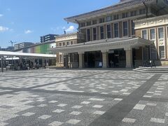 JR奈良駅で降りました。カラフルな駅ですね。手前の建物も素敵です！