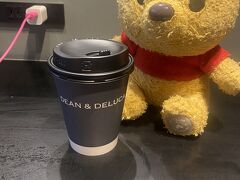 空港バスの時間まで、DEAN&DELUCAでアイスカフェラテを。充電しておきたかったので良かったです。