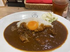 8時過ぎに無事伊丹空港に到着。朝早すぎたので、機内のコンソメスープを飲んだだけです。空港内のダイヤモンドカリーで朝カレーしました！卵黄トッピングです。
