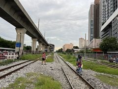 乗り換えてみての感想。
この乗り換えはおすすめしません。
ひたすら歩きます。
しかも駅の中ではなく普通の道を歩きます。
言うまでもなく暑い。しかも今の自分は荷物があるからきつい。
武蔵小杉なんてかわいいもんです。

写真の向こうに見えてるのがARLの駅、背中側右後ろにイエローラインの駅があります。

途中踏切を渡りますが、タイのみなさん、踏切を無視してショートカットしていきます。