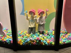 なんだこれ？
アラレちゃんう◯こみたいなのが
足元もカラフなそれがいっぱい！
