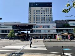 16:40 和歌山市駅
和歌山市駅まで戻ってきました。
和歌山城から和歌山市駅もけっこう距離あります。
市民図書館なども併設されている和歌山市駅。