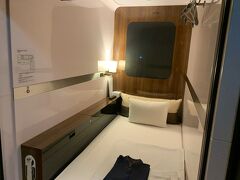 カプセルルームではありますが、ベッドの上に立っても頭がつかないくらい広い部屋。
細長いですがデスクっぽいスペースもあり、金庫もしっかり付いています。
そしてうれしいのがシャワールームだけでなく大浴場が付いていること。
この日はだいぶ汗かいたのでひとっ風呂行ってきます。
