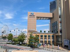 桜木町駅を出入り口から見える空洞の形をしたビル「クロスゲート」に向かいます。