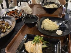 シンガポール最初のご飯はキレイめなフードコート。値段高いけど。最初からホーカーだと子供達がカルチャーショック受けるかな？と気遣いのつもり。17時ごろついたけど混んでて席探すの大変だった。店が多すぎて選ぶのに時間がかかり…(英語力の無さと調査不足)子供2人席に残してご飯買いに行ったけど、その間に英語で「そこの席空いてる？」とか「イス使っていい？」３回くらい聞かれてたらしく断れた娘、素晴らしい。
泰豊のチャークイテオ、味濃いめだったけど子供が好きな味。
チキンライス、しっとりで美味しい！
フィッシュボールヌードル、味がしない。戻って店頭に置いてあった唐辛子が漬けてある薄い色の液体をかけたら激辛になった笑
点心専門店どれを選べばいいかわからなかったけど見た目でチョイス。まぁまぁ美味しかった。