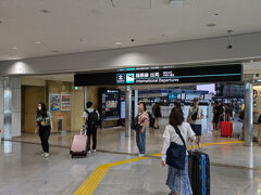 第一ターミナル北ウイング、ガルーダインドネシアのチェックインカウンターで待ち時間まったくなく手続き完了。