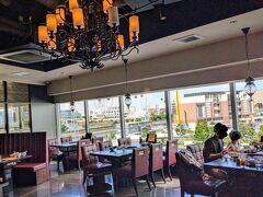 クロスゲート４階のレストラン「桜木町de焼肉DOURAKU」。
横浜の汽車道、赤レンガ倉庫、横浜港の景色の眺望が良し。