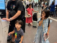 旅の始まりは羽田から
スマホひとつで家族全員のチケットを管理出来るのはとても便利ですね。
