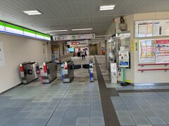 レンタカー屋のおにいさんに国際通りは駐車場が高いので誰も停めないとアドバイスをもらったので、無料のDFSに停めさせて頂きおもろまち駅から初ゆいレールです。