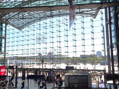 午後1時半ごろ、ベルリンHbf駅に到着した。
ベルリンのHbf駅は、フランクフルトなどと違い、後から作った新しい駅なので、現代的な建物だ。吹き抜けが凄い。
ここからホテルのあるビスマルク通りまでは、RE(DBの地域鉄道の普通列車)でツォー駅まで行き、そこからはUバーン(地下鉄)2号線を利用した。最初なのでちょっと迷った。