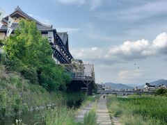 鴨川で休憩。
川床が見えて、京都の夏だなーと実感。

コロナのときはインバウンドゼロで空いていたのに、今は外国人だらけ。