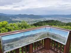 標高412mの竜ヶ尾山にある、かめおか霧のテラス。

秋から春の早朝に亀岡盆地一帯に発生する、丹波霧。
朝食後すぐにチェックアウトしてきたのに、初夏だからか霧は見られず。