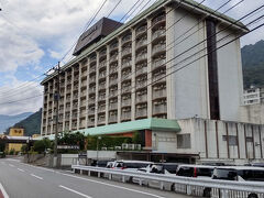 国道121号線をナビ君の誘導により鬼怒川沿いの鬼怒川観光ホテルに15時20分頃到着できました。至近の駐車場は既に満車で国道の進入路に近い徒歩で3分程度の第2駐車場を案内されたので荷物を玄関で下し車は駐車場に移動しました。