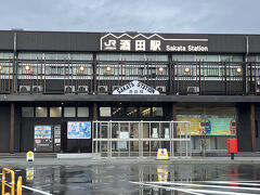 06:30、酒田駅。端正で美しい駅舎。