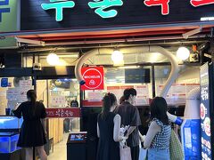 明洞から地下鉄で鐘路5街駅までやってきました！
さあて本日の晩ごはんは、広蔵市場(クァンジャンシジャン)の通称「ユッケ通り」の細い路地内にあるユッケ専門店「プチョンユッケ」！
これも友人達からしっかり情報得てます！
本店は混んでるから別館がオススメとの事で別館にやってきました！
こちらも人だかり！ウェイティング登録をして待ちます！
