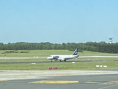 ハンブルクからワルシャワへの飛行機はこちら。ちっちゃなエンブラエルくんです。がんばってね。