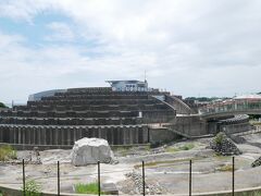 この謎の形状の建物。
サザエをモチーフにした道の駅なんです。
鴨川オーシャンパークへやってきました。