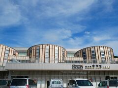 しばらくドライブして、次の目的地も道の駅。
富楽里とみやまです。
ここは下道からでも高速からでもアクセスできる造りです。