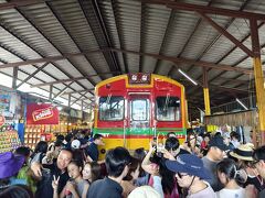 列車はメークローン駅に到着。
オーバーツーリズムでカオス状態(>_<)