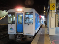 2024年7月24日(水) 酒田駅から始発の陸羽西線代行バスに乗って新庄駅、陸羽東線運転見合わせのため秋田青森方面北上をあきらめ、奥羽本線で山形駅まで来ました。
これからこの11:56発左沢行きに乗ります。