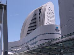 みなとみらい地区のシンボル的建築物というと、「ランドマークタワー」も有名ですが、こちらパシフィコ横浜の「ヨコハマ グランド インターコンチネンタル ホテル」も象徴的な存在。
本日の宿泊先です。

パシフィコ横浜では「巨大恐竜展」を開催していたため、親子連れを多く見かけましたが、人出は比較的落ち着いていました。