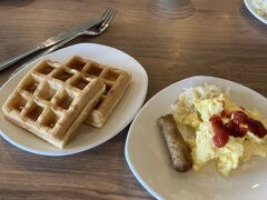 とりあえず朝ごはんへ。

ホテル内に、朝晩飯出してくれるところがあるって大変ありがたい。朝ごはんどうする？とか毎回考えなくていい。アウトリガーホテルありがとう。アウトリガーリーフの方でもこれやっているそう