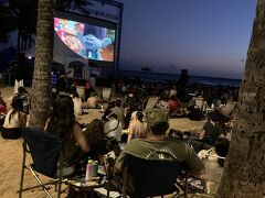 帰り道、クヒオビーチあたりでみんなで映画鑑賞してるのを目撃
ええなぁ~~こんな文化~日本でも都会ではあるんですか？