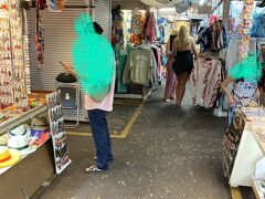 5枚25ドルのTシャツ発見！
ここはサイズ豊富で親戚の子供のTシャツもありそう！