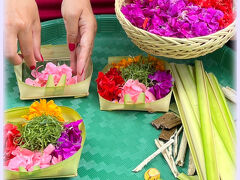 その上に、お花で飾りつけをします。
ポロサンがついている場所が「東」で、それぞれ方角によってお花の位置が決まっているそう。
　
東……白（ピンク）のお花
西……黄のお花
南……赤いお花
北……青（紫）のお花
　
最後に、緑のパンダンリーフを乗せて完成！

作っている間、スタッフに何度もアドバイスされたことは、
「神さまにお供えするので、美しくね。」「キレイに見せてあげてね。」
という言葉。
バリの神さまは、美しいものが好きなのだと、スタッフに教えてもらいました(*^^*)。