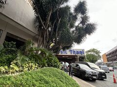 最終日のホテルはデュシタニ マニラにしました。
Grab Carを呼んで、まずはチェックイン。