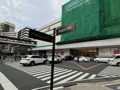 ホテルのすぐ隣はSMマカティ、少し歩けばグロリエッタがあります。とても便利！
