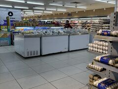 SMモール内のスーパーでお土産用のお菓子などを購入。