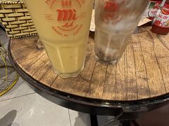 マンゴースムージーとココナッツコーヒースムージー。
おいしい。