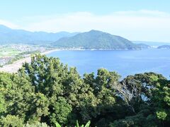【千々石展望台】16:40

愛野展望台から1kmほどの千々石展望台に移動してきました。
車を降りるや否やスマホが鳴り出し地震警報が。
しばらくするとゆらりゆらりと揺れだしました。
これが日向灘の地震で、この後南海トラフとの関係性が疑われ15日まで様々な規制が入ることになります。

写真の木々が地震で揺れていました。
まさかこんな所、こんなタイミングで地震が来るとは。