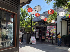 　日本村プラザでは、サンリオの店の前で記念撮影をしている人がいた。ここに来るのは日本人ばかりではないということか。