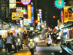 「自強夜市」
ここの夜市はバイクが多い。交通規制がないのでバイクがガンガン入ってきて買い物してそして走り去っていく。