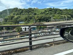 稲取駅には踊り子号が停車。サフィール踊り子と交換もしていました。