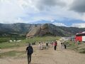 モンゴルに来て2日目の午後です。アリアバル寺院の登山的な(しんどかった)見学を終え、近くの亀岩に来ました。