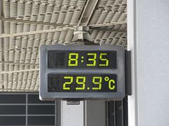 成田空港第1ターミナル到着。もう、あと少しで30度。9時前なのにね。
SQの自動チェックイン機でボーディングパスと荷物のタグを受け取り、カウンターで荷物を預けました。