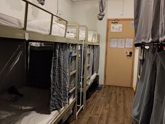 ドミに戻ってきました。
フィメールの6ベッドです。 
この宿はもちろんコンセント付き、カードロックあり、水圧温度問題なし、WiFiも完璧、カーテンとロッカーも完備、レンジやフリーのドリンク、ベッドのつくりもそれなりによく実に5年振りの海外のドミですが超快適でした。

問題は1泊5000円弱とドミとしては超高級なことでしょうか笑
でも香港だとシングルルームはドヤみたいな広さの設備で最低7-8000円はするのでそれなら断然こっちです。