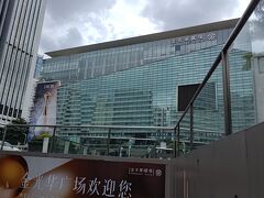 少し歩いてみたところで一旦電動バイクに轢かれない場所(笑)で目的地を見繕ってみます。 
この金光華廣場はなかなかオハイソな百貨店で御手洗を借りたりするのには良かったです。
あ、でも一応你好トイレです。洋式は1個くらいしか無いですけど、清潔なんで問題ないです。
