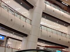 まだフライトまで時間あるので、高い空港の店ではなく駅直結のショッピングモールで腹ごなしします。