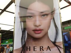 前回よりＢＬＡＣＫＰＩＮＫの広告全然無かったな・・凹
やっとオリーブヤングで見つけたジェニーちゃん。
すごい混んでたけど、レジがすごい多くてあまり待たされず
買えてよかったかも。
この時点で疲れマックスで、マスクがセールになってるのを
適当に買った記憶があります。あと押してたベーグルのチップス？
→２＋１で味いろいろ買ったからすごい量になってけど
美味しかったので買ってよかったです。

色々疲れたので明洞から帰って荷造りして爆睡。
良く動いた日でした。本当に。

