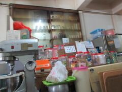 ちょっとレトロな店内。よーく見るとメニューと価格が書かれたのもあるんです。