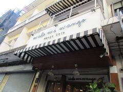 メイクミーマンゴー。ここのマンゴスムージーもツアーに含まれています。ガイドさんがオーダーしてくださるので席で待ちます。