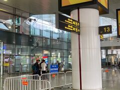 アシアナ航空利用。ノイバイ空港には定刻22時に到着。しかし… イミグレーション前は人が多すぎて、列にもなっていないからカオス状態。
何とか終えて、荷物をピックアップするまで１時間近くかかりました。eSIM は日本で購入。無事に繋がってくれたのでひと安心。
ホテルにピックアップをお願いしていたので、WhatsApp で連絡を取り合いながら車を待つ事に。