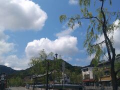 　城崎温泉に到着!
　城崎温泉は円山川の支流大谿川沿いに広がる温泉街であり、1,400年もの長岡歴史がある温泉です。「鴻の湯」「まんだら湯」など7ヵ所ある外湯（共同浴場）巡りが主な魅力となっています。また、文人たちにも愛された温泉地であり、志賀直哉の「城の崎にて」の舞台として日本中において有名になりました。
　日本海の味覚も楽しみの1つで毎年冬には「カニ王国」が開国されて、カニ一色に染まります。温泉街にはカニみそソフトクリームやカニビールといった珍しい味覚も楽しめます!