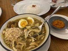 息子らと夕ごはんへ(夫はホテルで休養)。
ホテルのすぐ近く、ユリアズキッチン。
私はソトアヤム65K。
麺が入ってることを知らなくて、ご飯25Kも頼んでしまった。