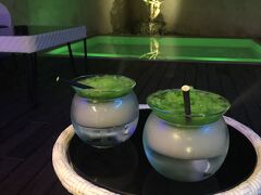 バリの空港からグラブに乗るつもりで、数々の客引きをすり抜けてグラブラウンジの前に到着したところで、最後の客引きに何故か立ち止まるダンナ。
試しに、スミニャックのホテルまで幾らか聞いてみるとRp 800kとのたまったのでお断りしたのですが、最終的にRp 250kになり今から初グラブでバタバタするのならとお願いする事にしました。
無事、ホテルにチェックインするとプール付きのお部屋にグレードアップして頂き、写真はウェルカムドリンクです。